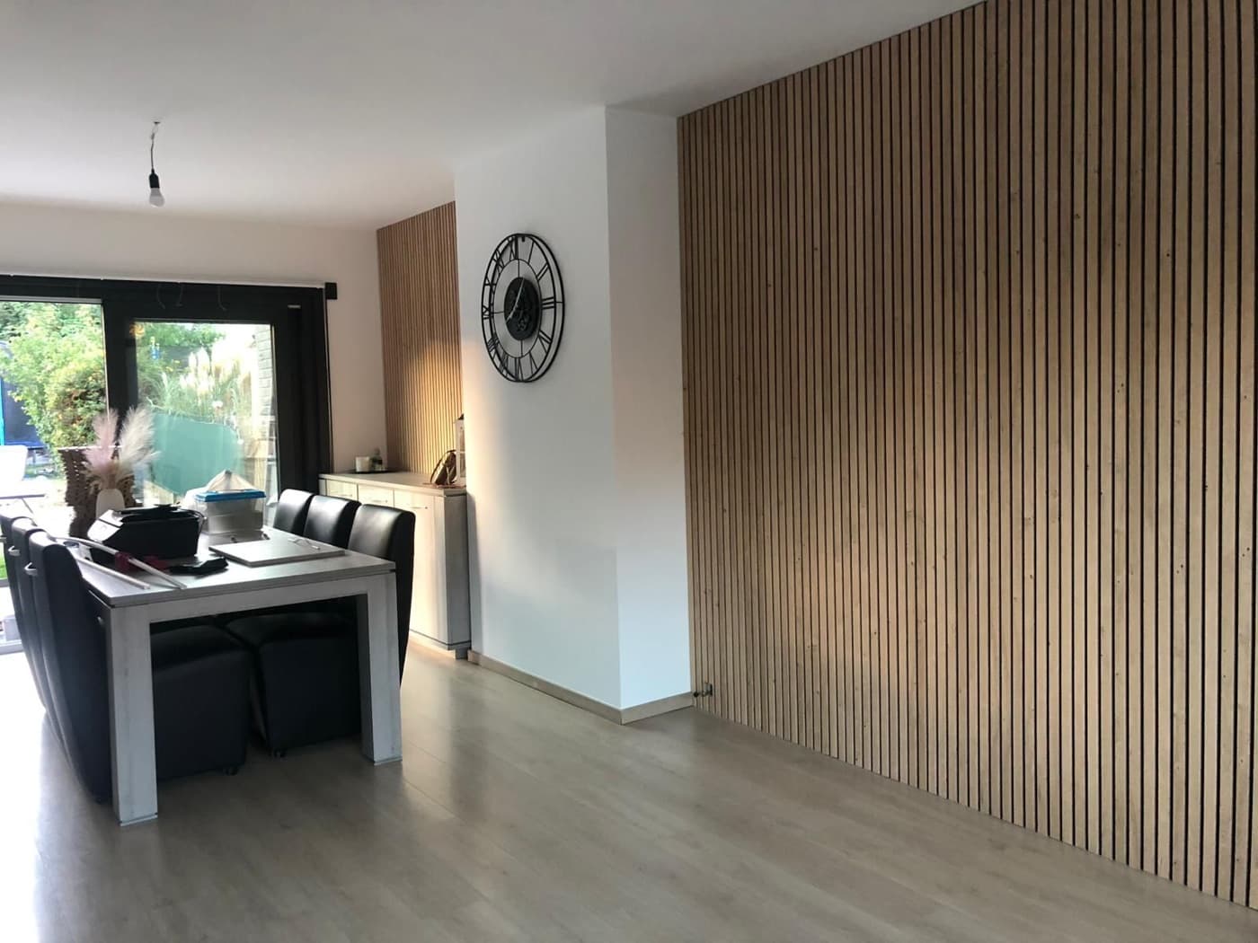 Mur en tasseaux acoustiques bois posés dans un salon